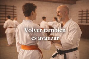 Alumno y instructor en clase de artes marciales retomando entrenamiento en el dojo